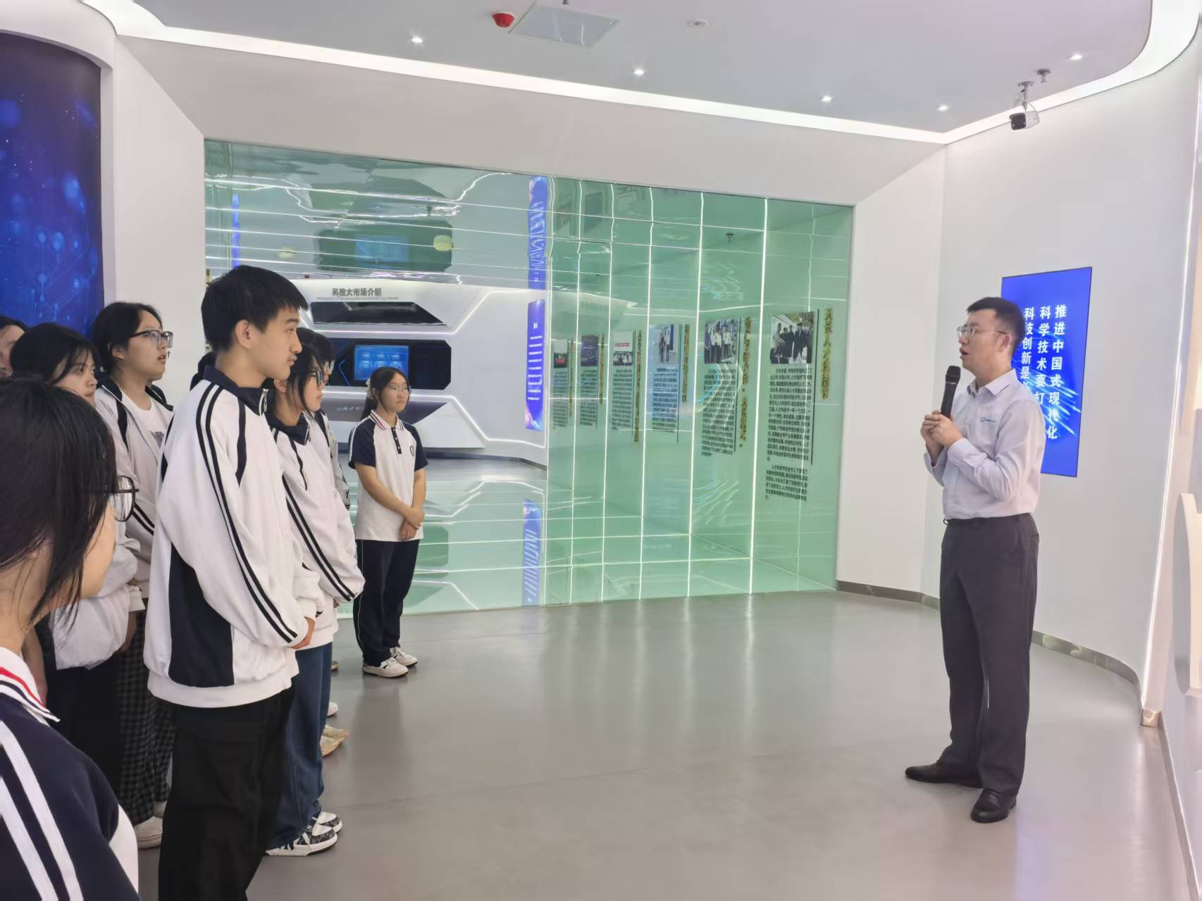 关塘中学学生参观人才科创城