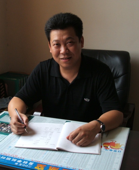 李东伟